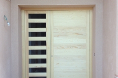 Puerta exterior con cristales