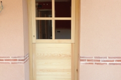 Puerta exterior con cristales