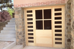 Puerta exterior con cristales