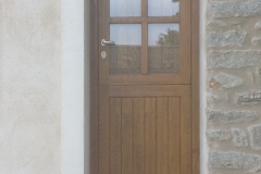 Puerta exterior con cristales