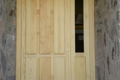 Puerta exterior con cristales