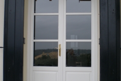 Puerta exterior con cristalera