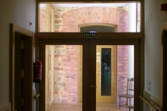 Puerta de madera acristalada
