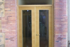 Puerta de madera acristalada
