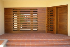 Puerta exterior de madera