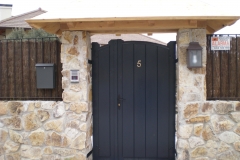 Puerta exterior en negro