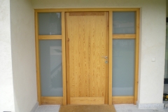 Puerta exterior de madera con cristales
