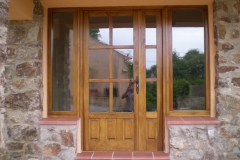 Puerta exterior de madera con cristales
