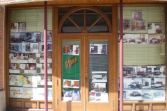 Puerta exterior de madera con cristales