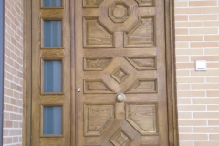 Puerta exterior de madera con cristales