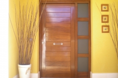Puerta exterior de madera con cristales