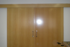 Portón interior en madera
