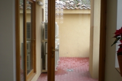 Puerta interior en madera con cristalera