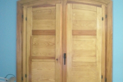 Ventana de madera con fraileros