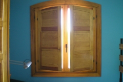 Ventana de madera con fraileros