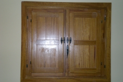 Ventana de madera con fraileros